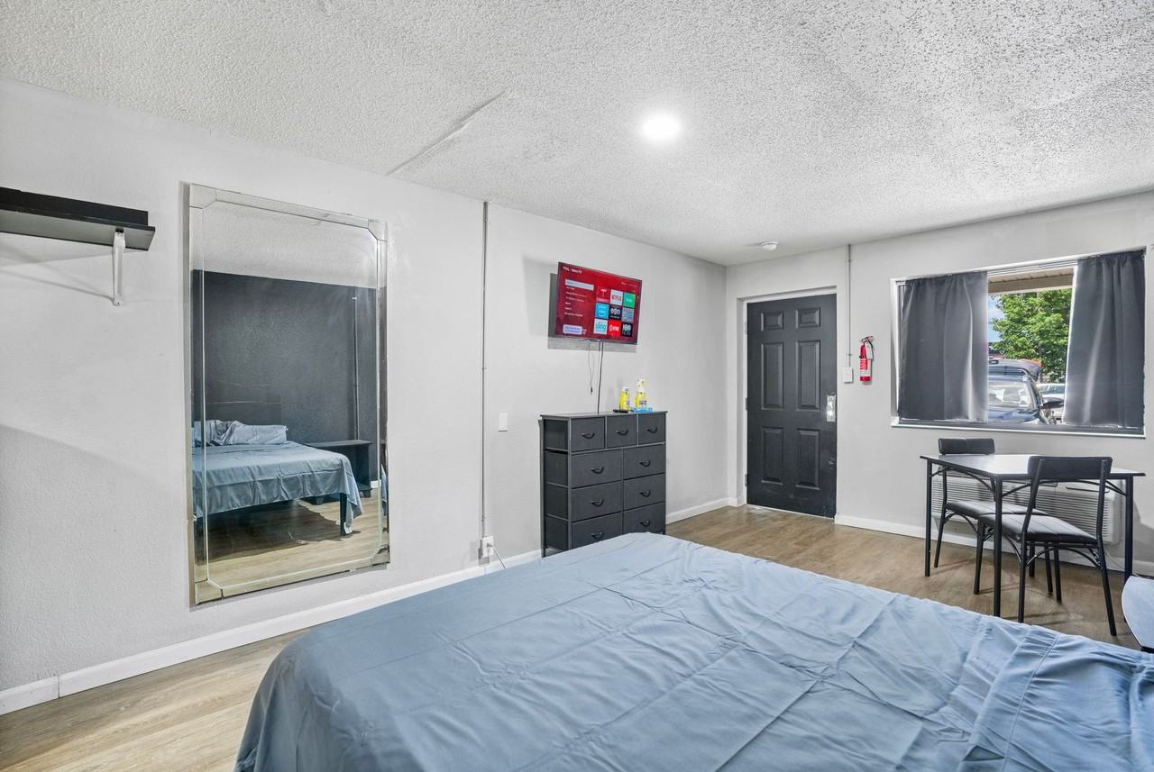 905 Providence Blvd - Photo 5 of 34