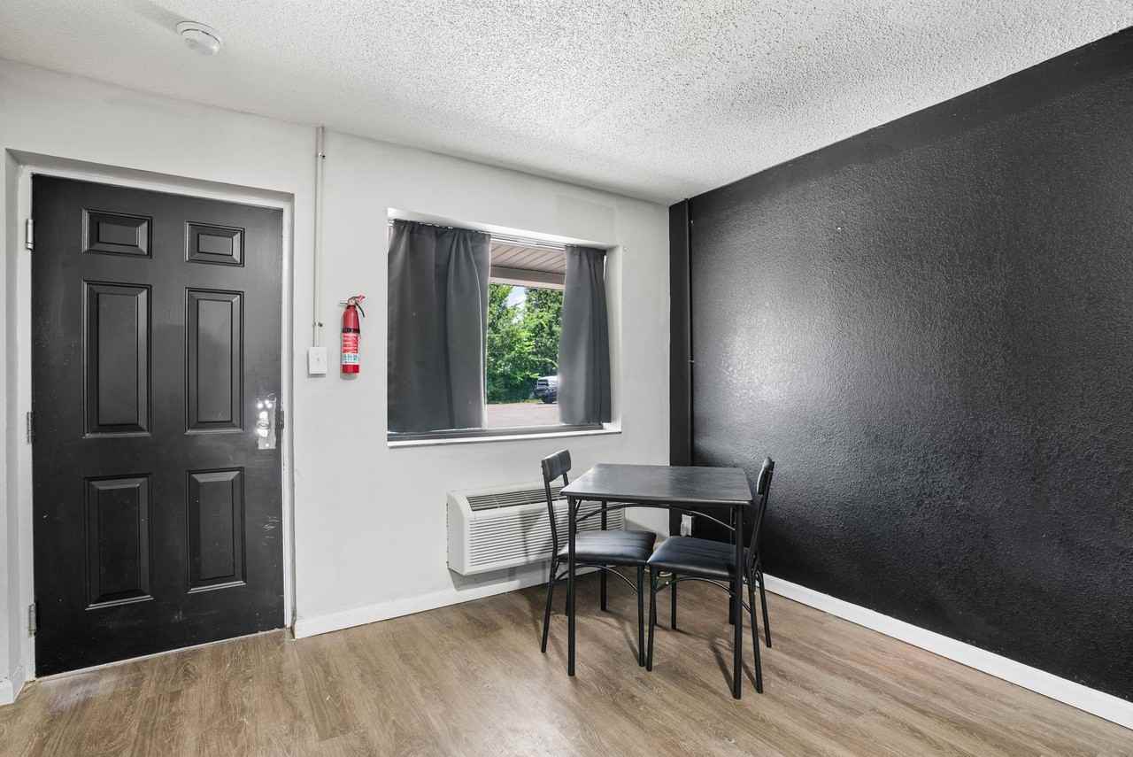 905 Providence Blvd - Photo 6 of 34