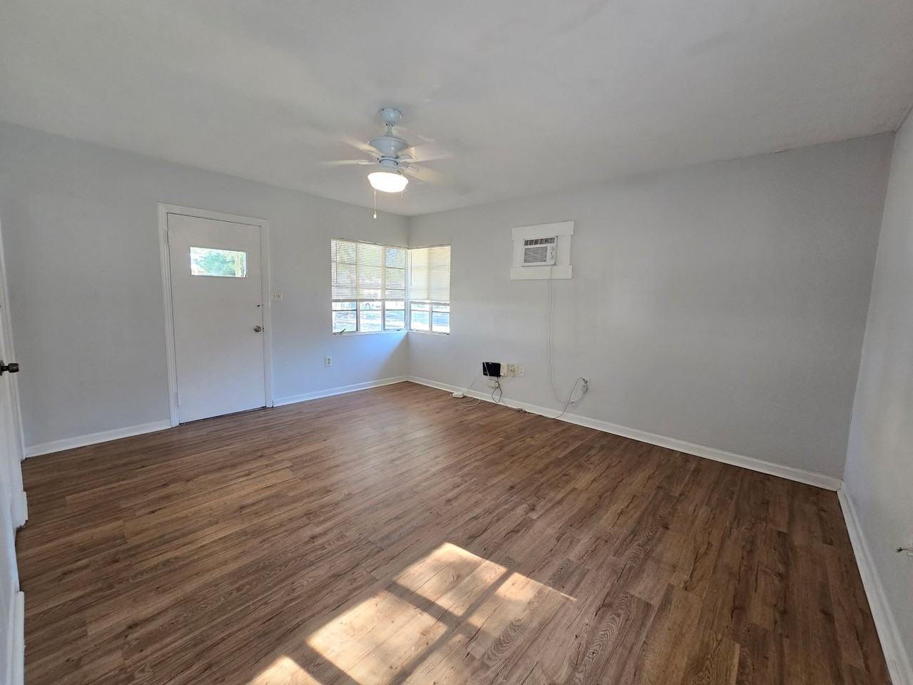 612 N East Ave - Photo 3 of 10