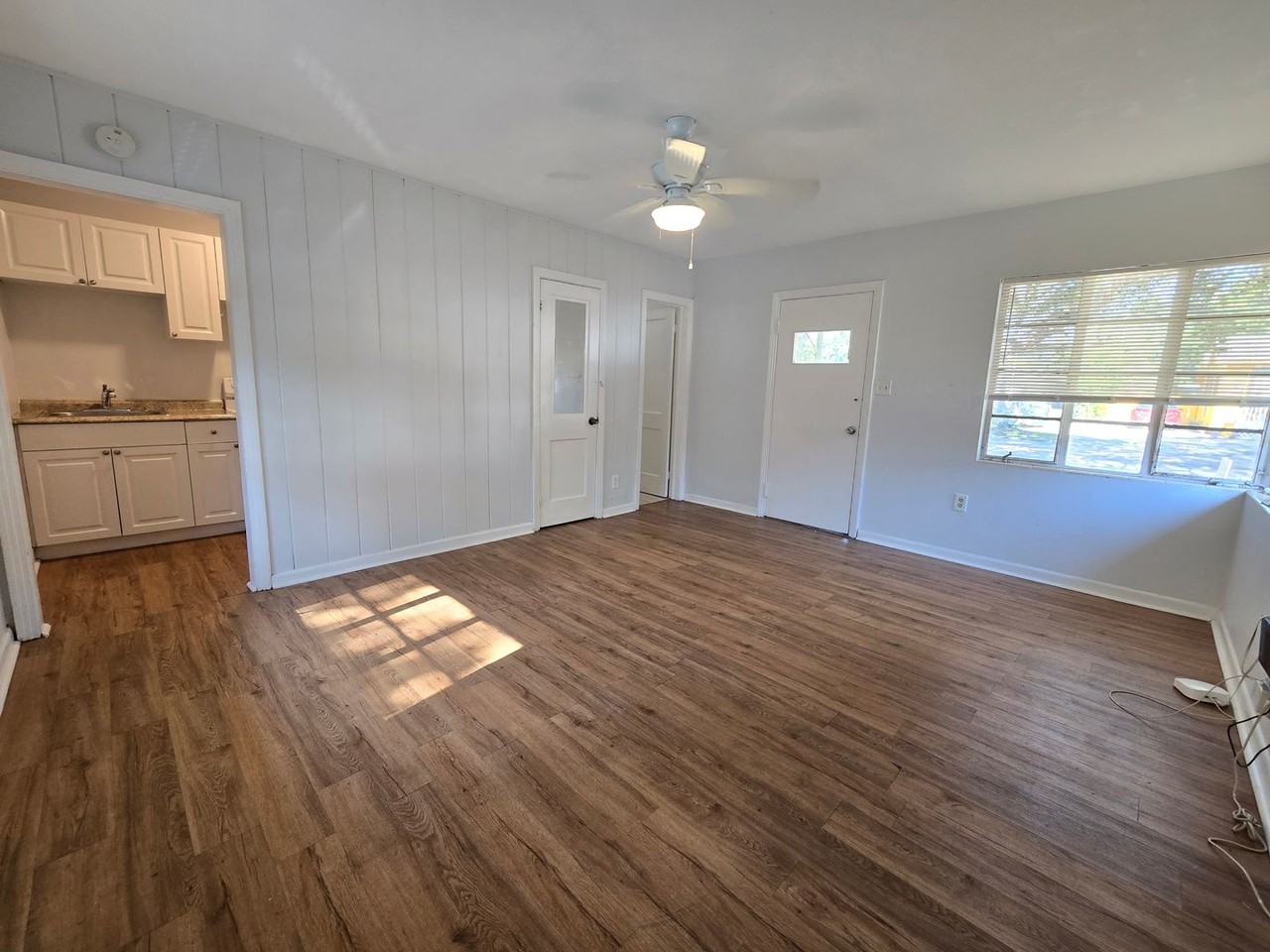 612 N East Ave - Photo 4 of 10