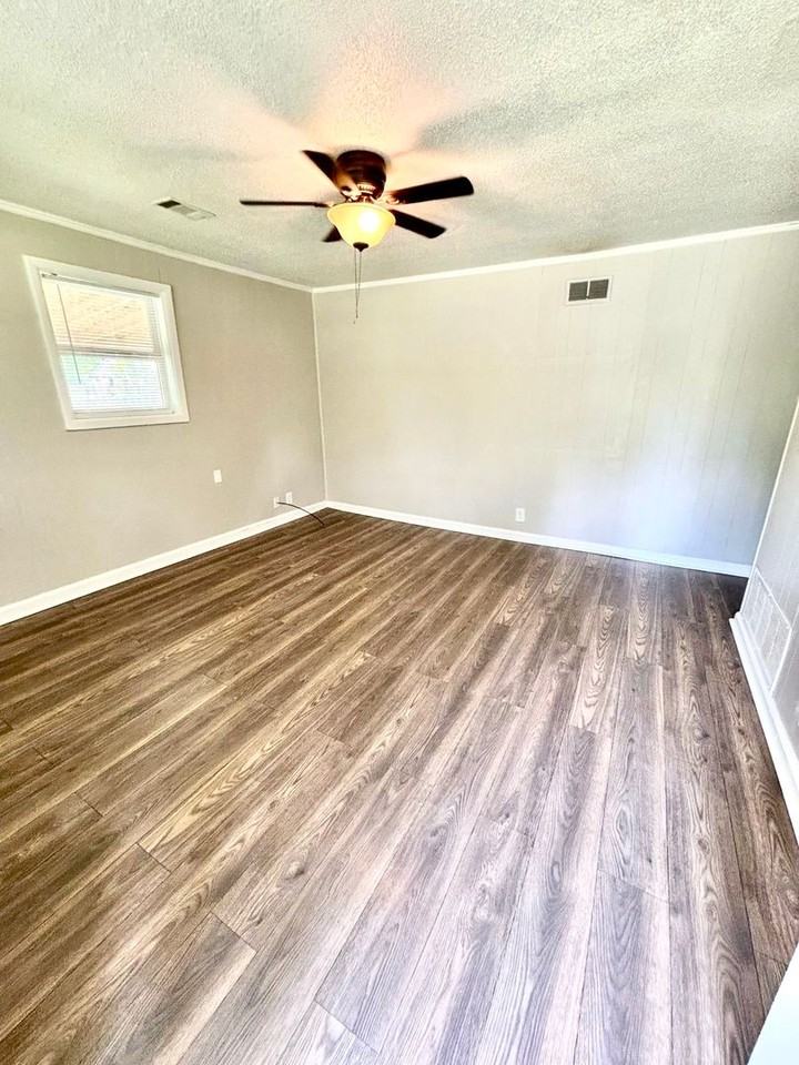 2215 Sutton Dr - Photo 2 of 6