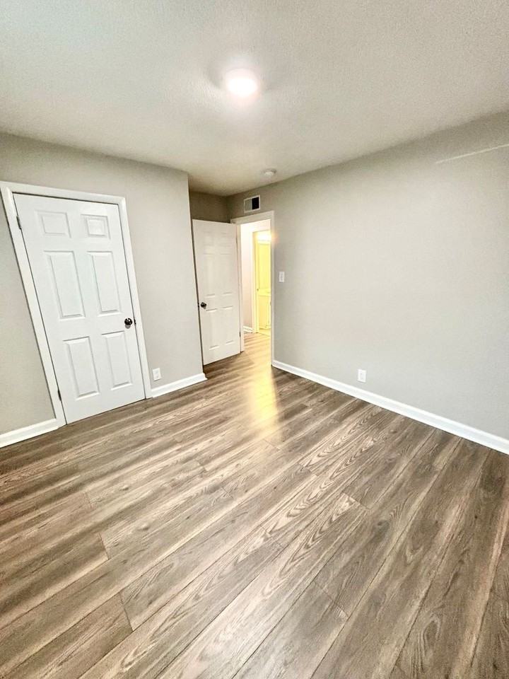 2215 Sutton Dr - Photo 3 of 6