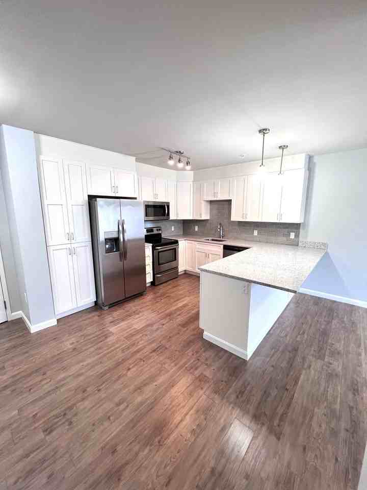 The Residences at Lincoln Park - Photo 6 of 8