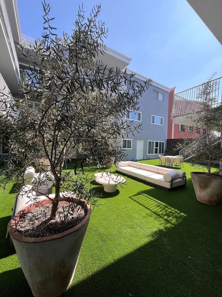 Live The  Beverly Hills Lifestyle Today - Photo 7 of 7