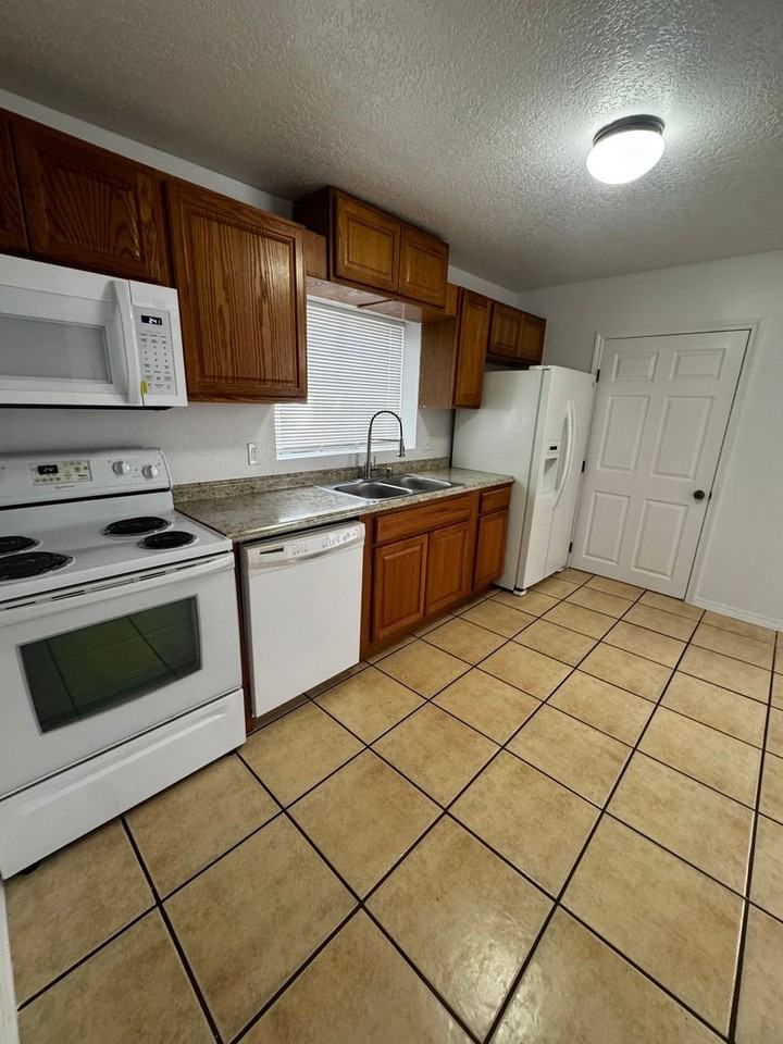 1900 Arno St Se - Photo 2 of 8