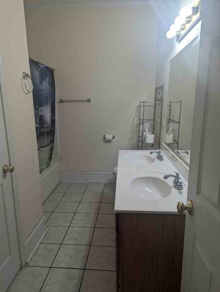 118-120 118-120 E Morrison St - 118 1/2 E Morrison St - Photo 3 of 16