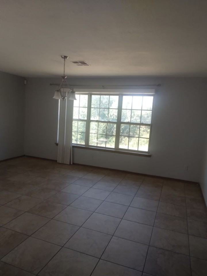 902 Nw 66th St - Photo 3 of 12