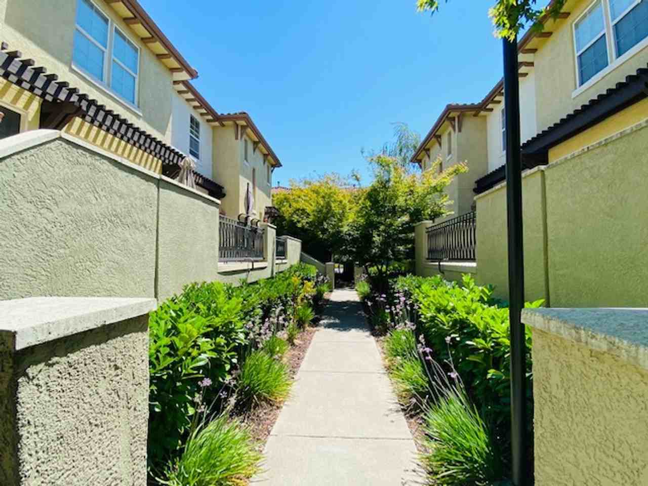 51 Matisse Ct - Photo 3 of 41