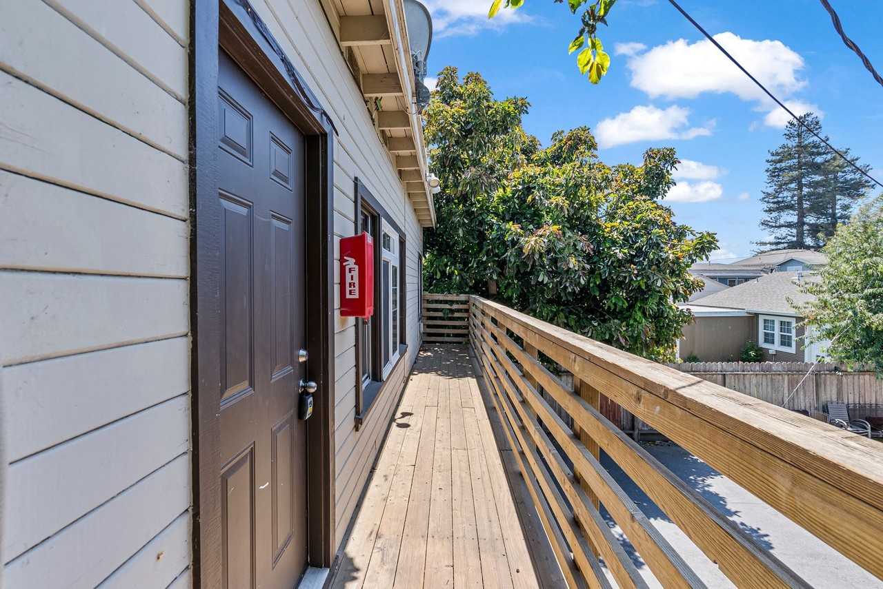 422 E Beach St - Photo 2 of 14