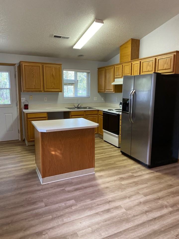 2104 Sw 7th St - Photo 3 of 7