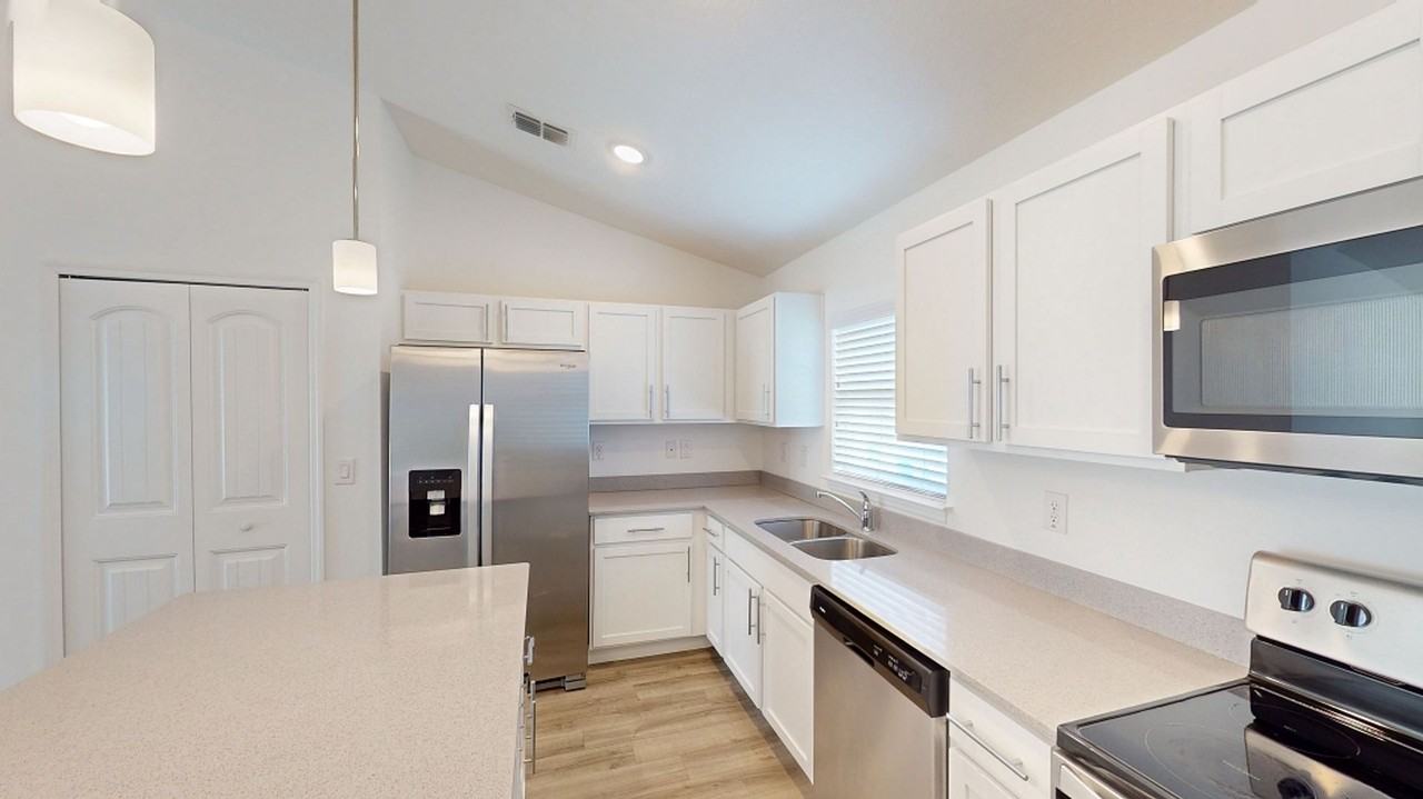 614 Castaways St Ne - Photo 6 of 13