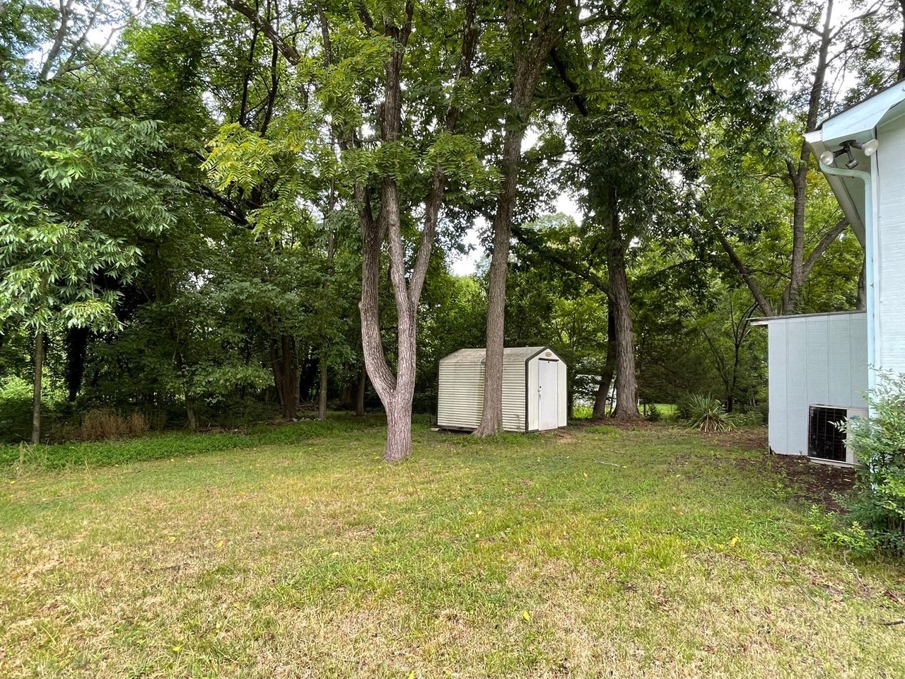 712 Gomains Ave - Photo 5 of 9