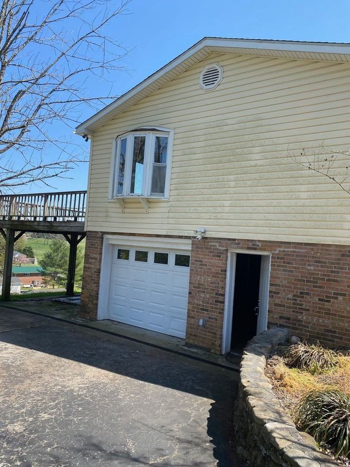 1045 Choctaw Dr - Photo 3 of 19