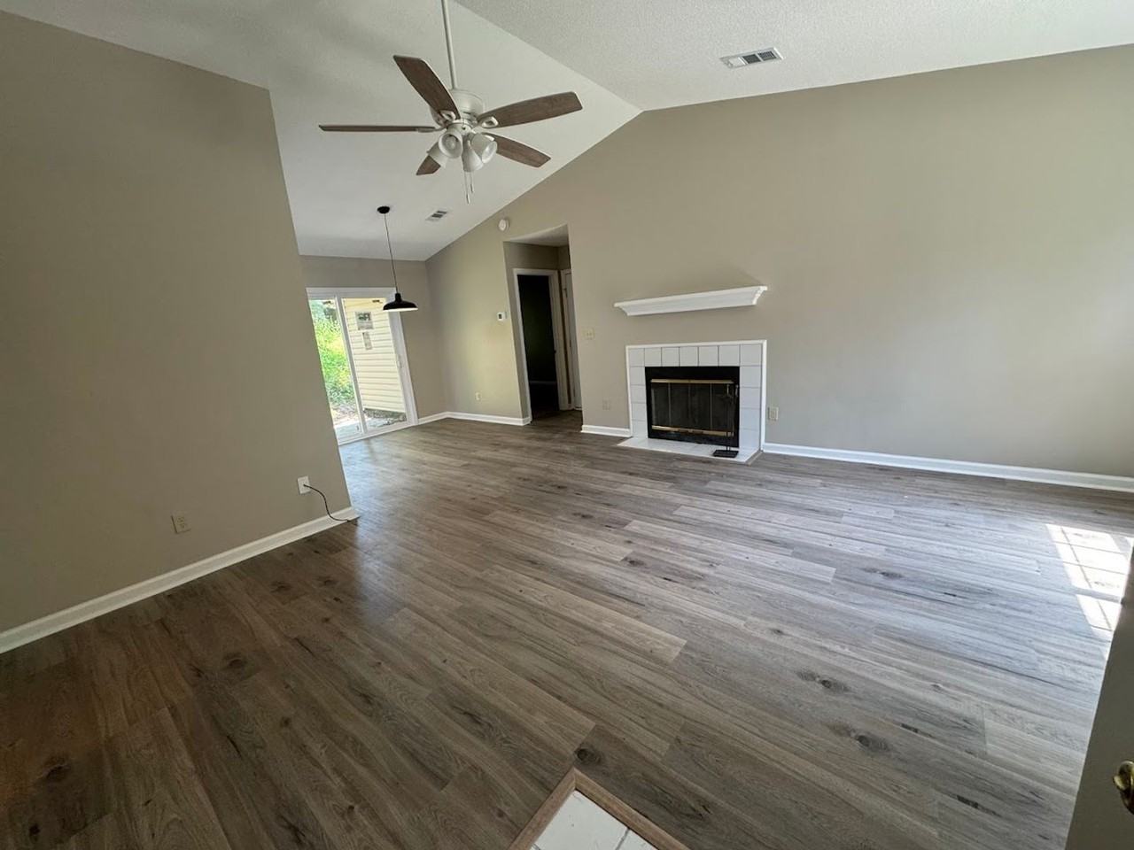 1052 Longstreet Dr - Photo 2 of 23