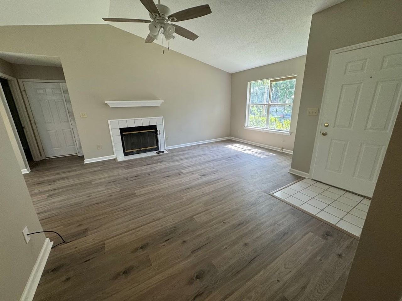 1052 Longstreet Dr - Photo 3 of 23