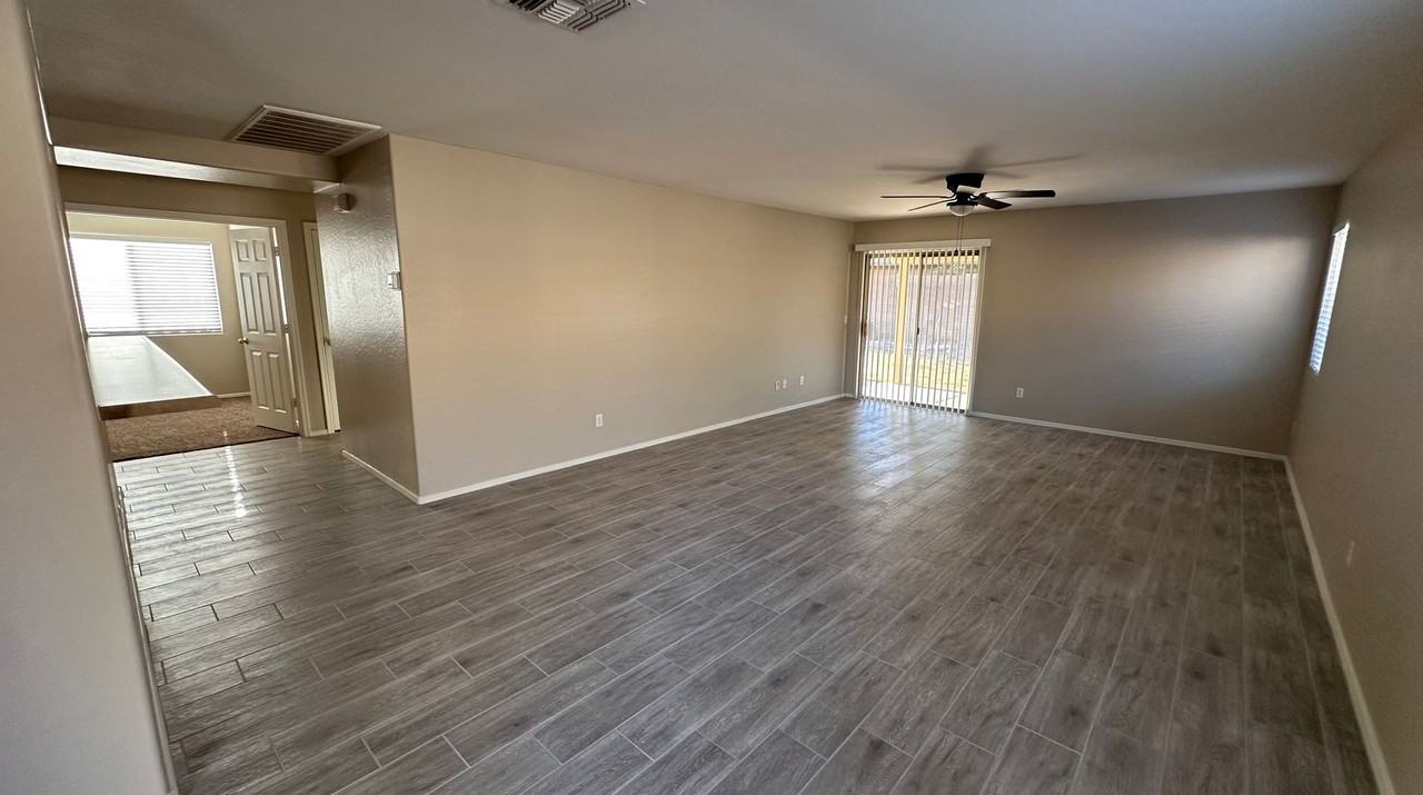 16228 W Custer Ln - Photo 5 of 32
