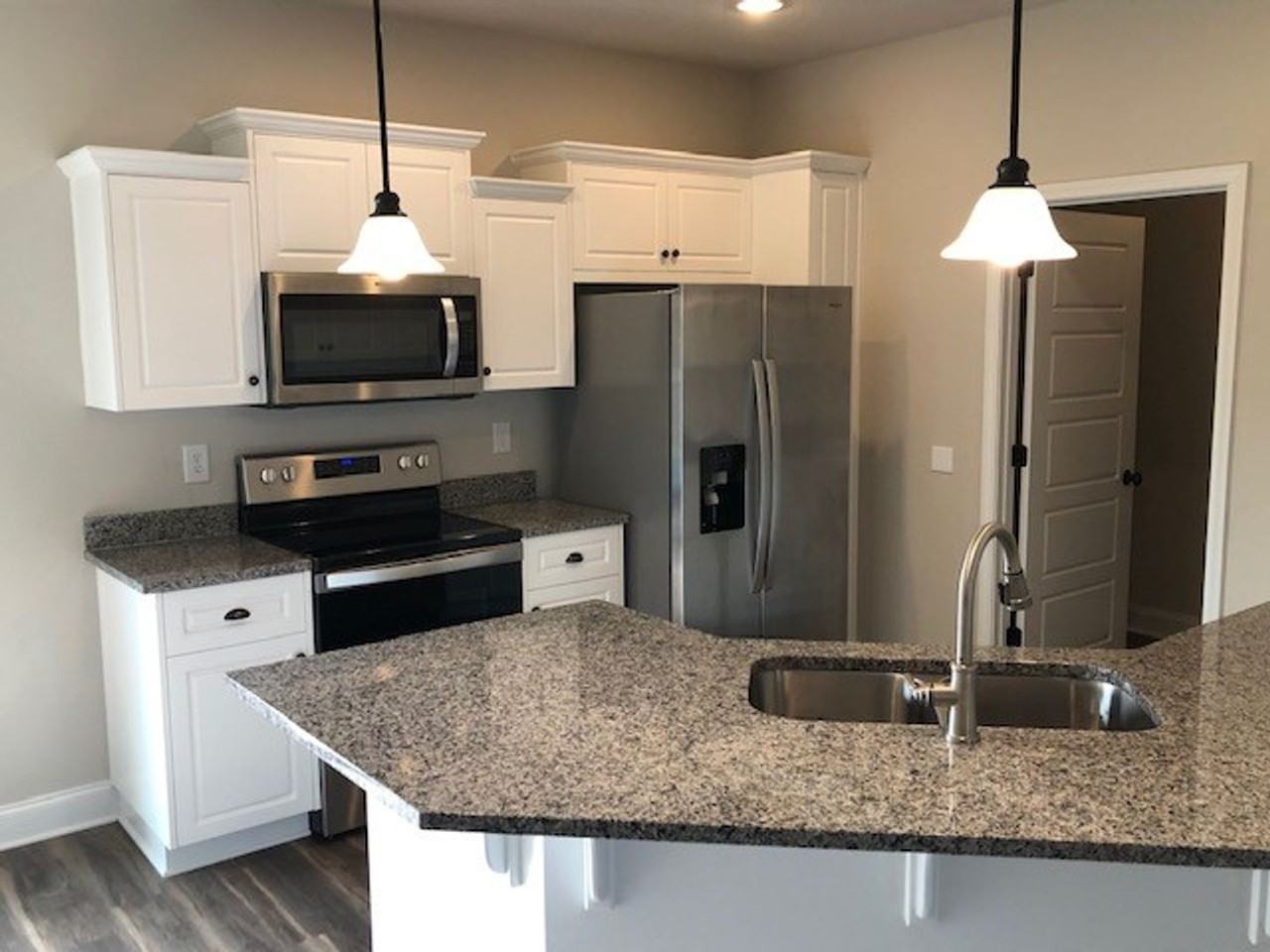 106 Chancellor Ct - Photo 2 of 11