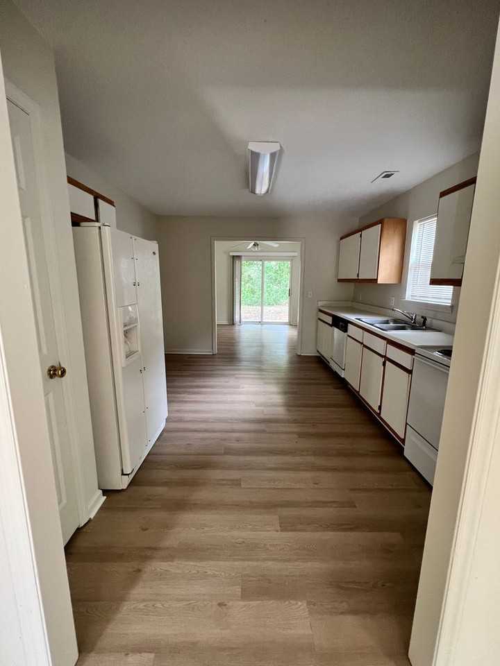 5039 Peachtree Ave - Photo 5 of 14