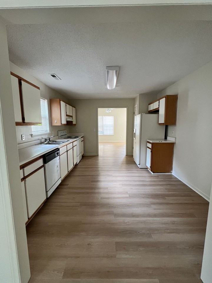 5039 Peachtree Ave - Photo 6 of 14