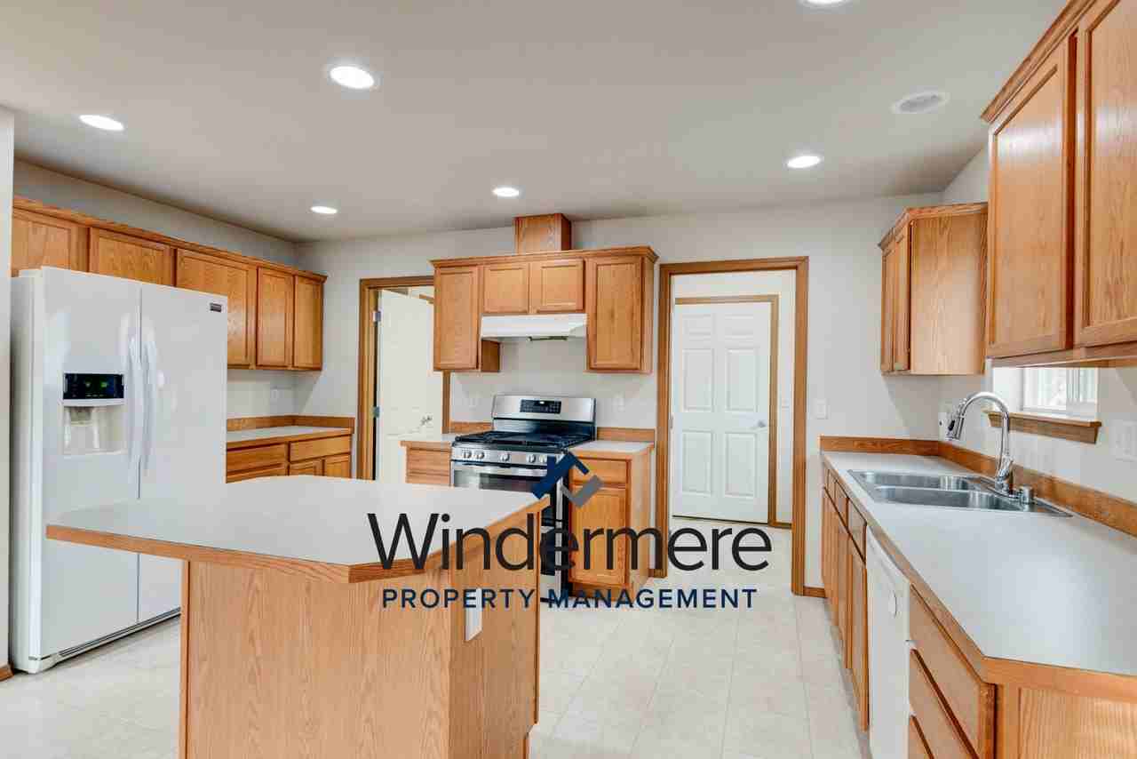1022 Nw Kelly Pl - Photo 2 of 33