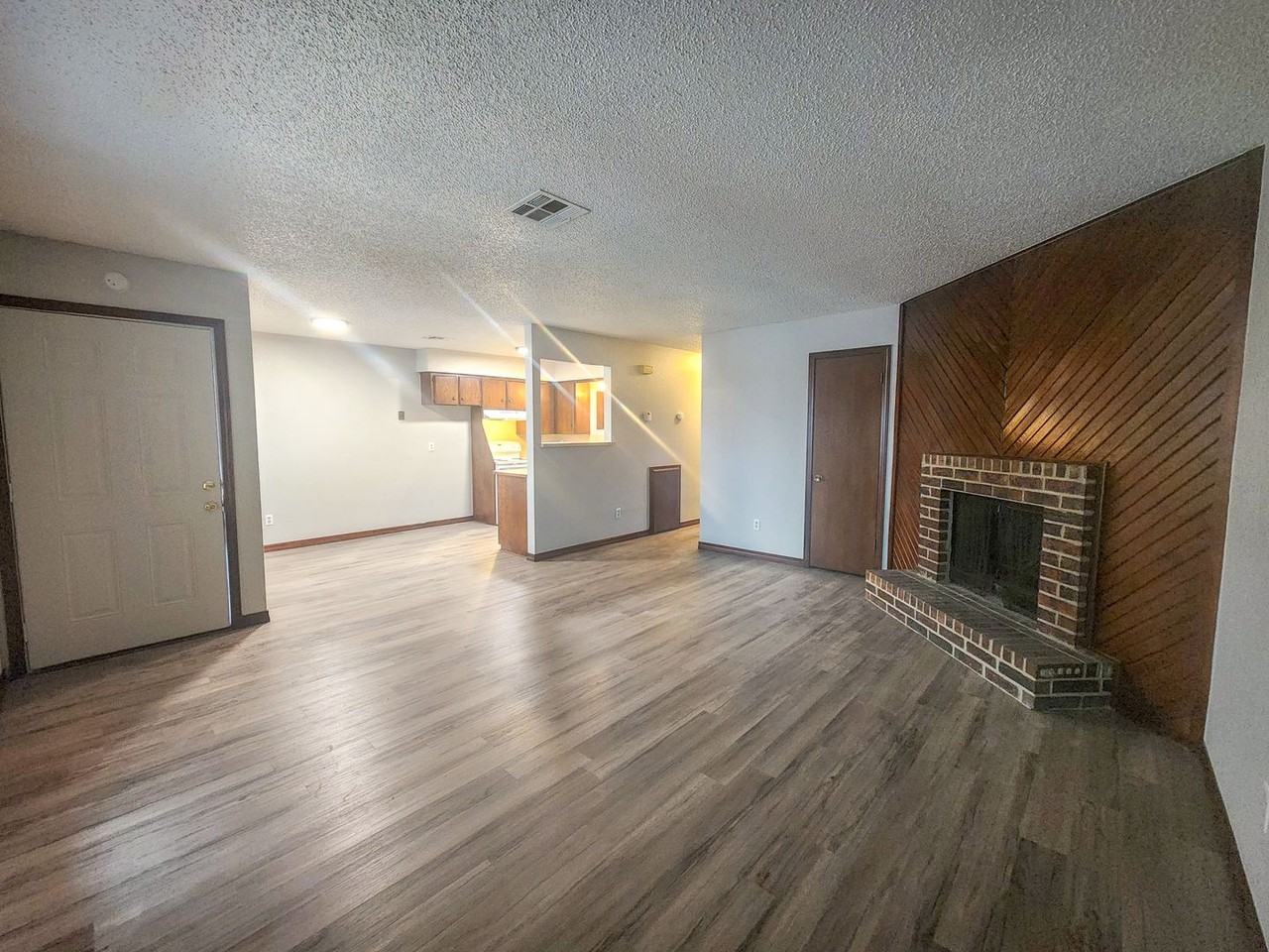 4104 N Market Ave - Photo 2 of 27