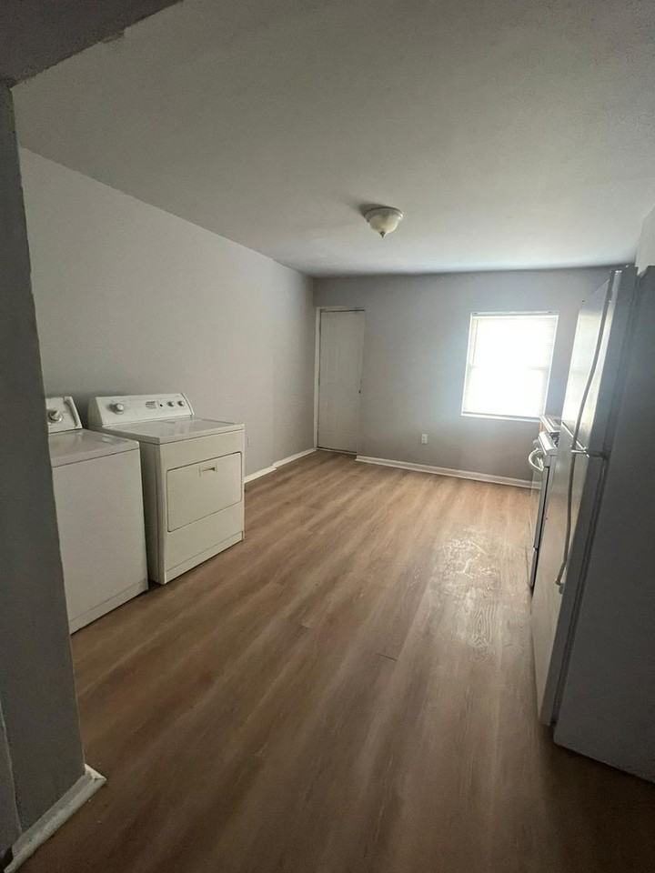 2437 E Biddle St - Photo 4 of 10