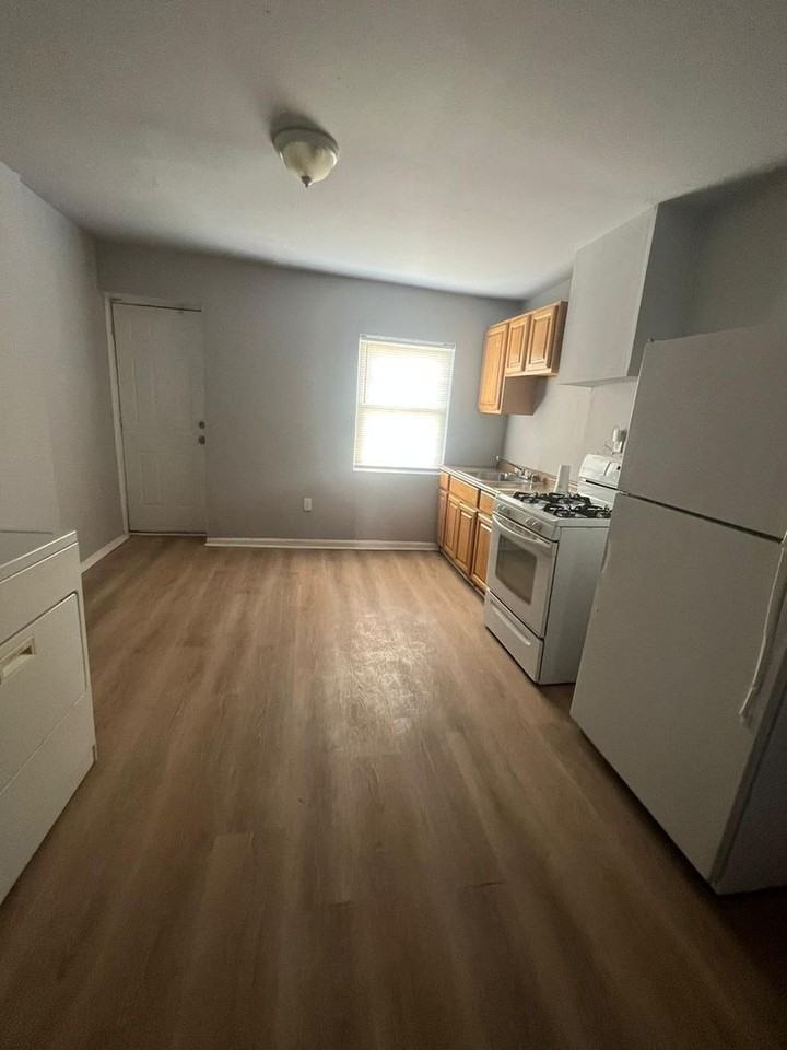 2437 E Biddle St - Photo 5 of 10