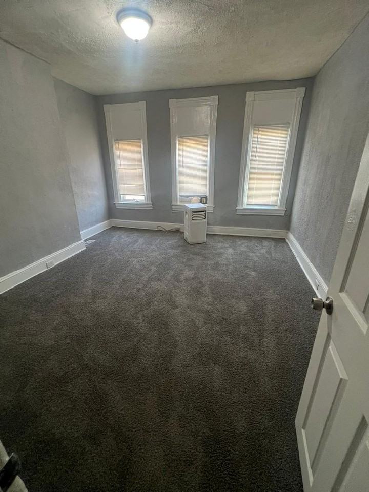 2437 E Biddle St - Photo 6 of 10