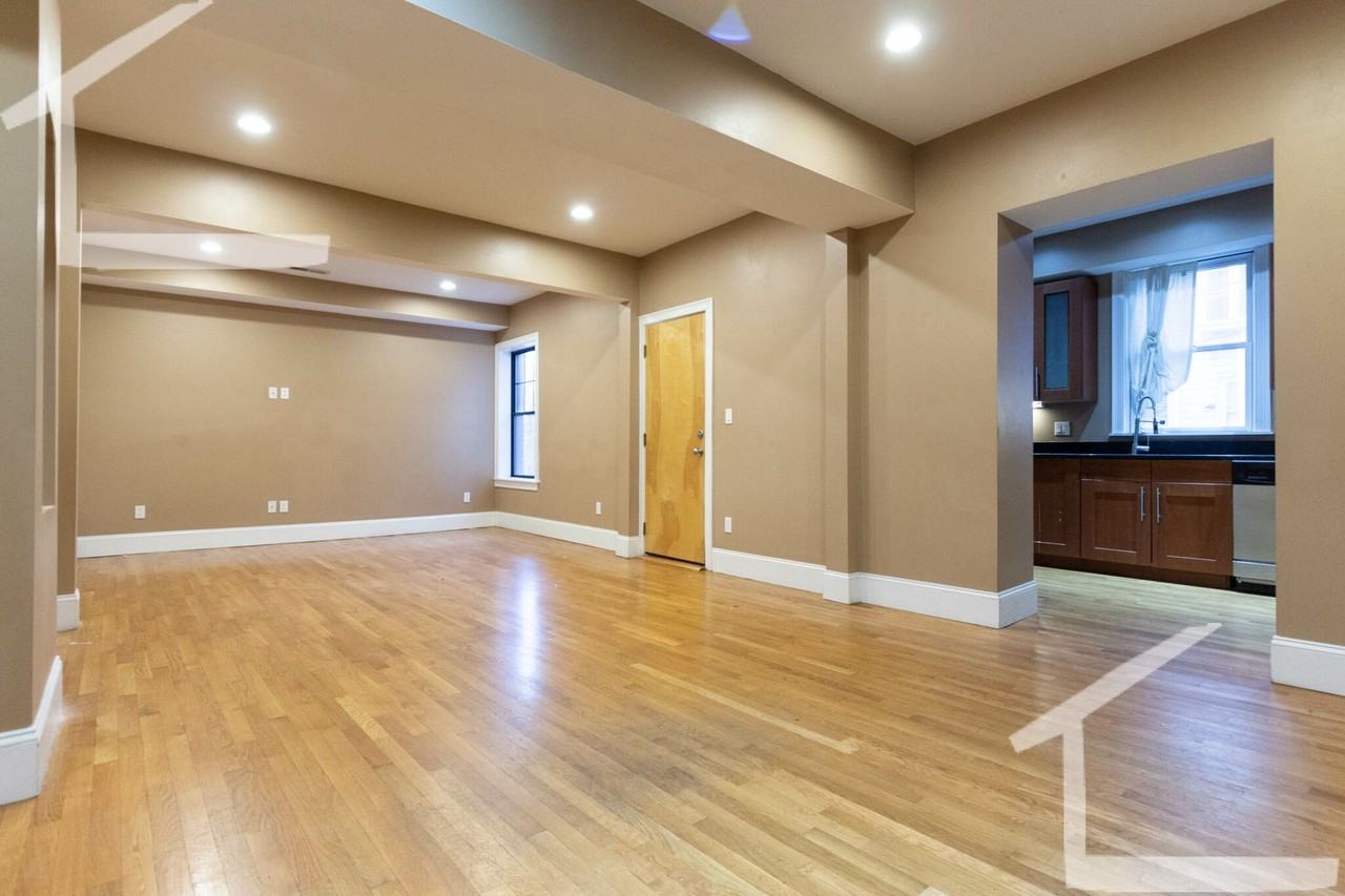 1605 Beacon St - Photo 3 of 16