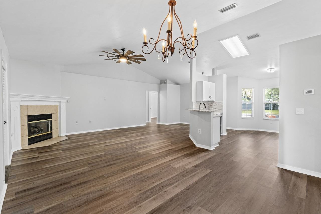8834 Nw 11th Pl - Photo 6 of 25