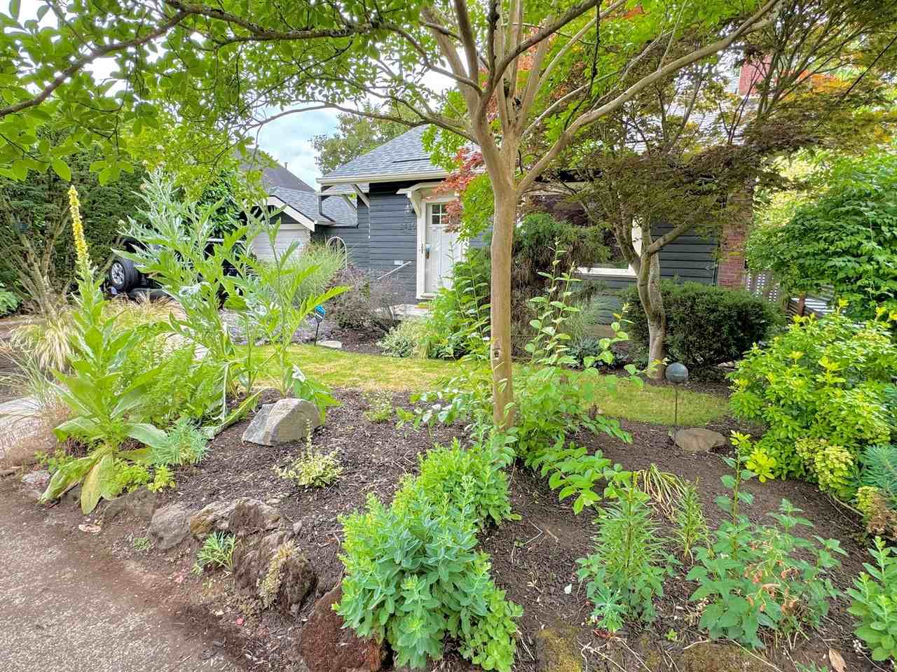 2425 Ne 60th Ave - Photo 2 of 22