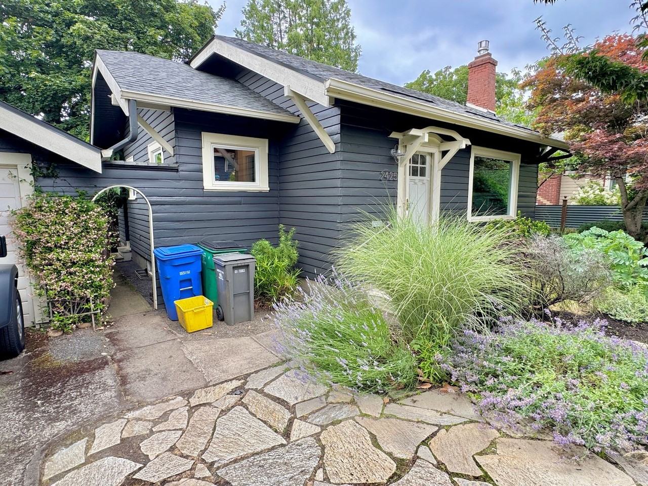 2425 Ne 60th Ave - Photo 3 of 22