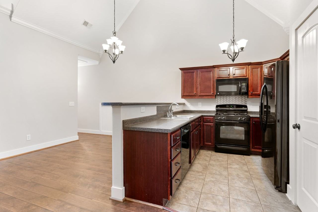 132 Singapore Cir - Photo 2 of 16