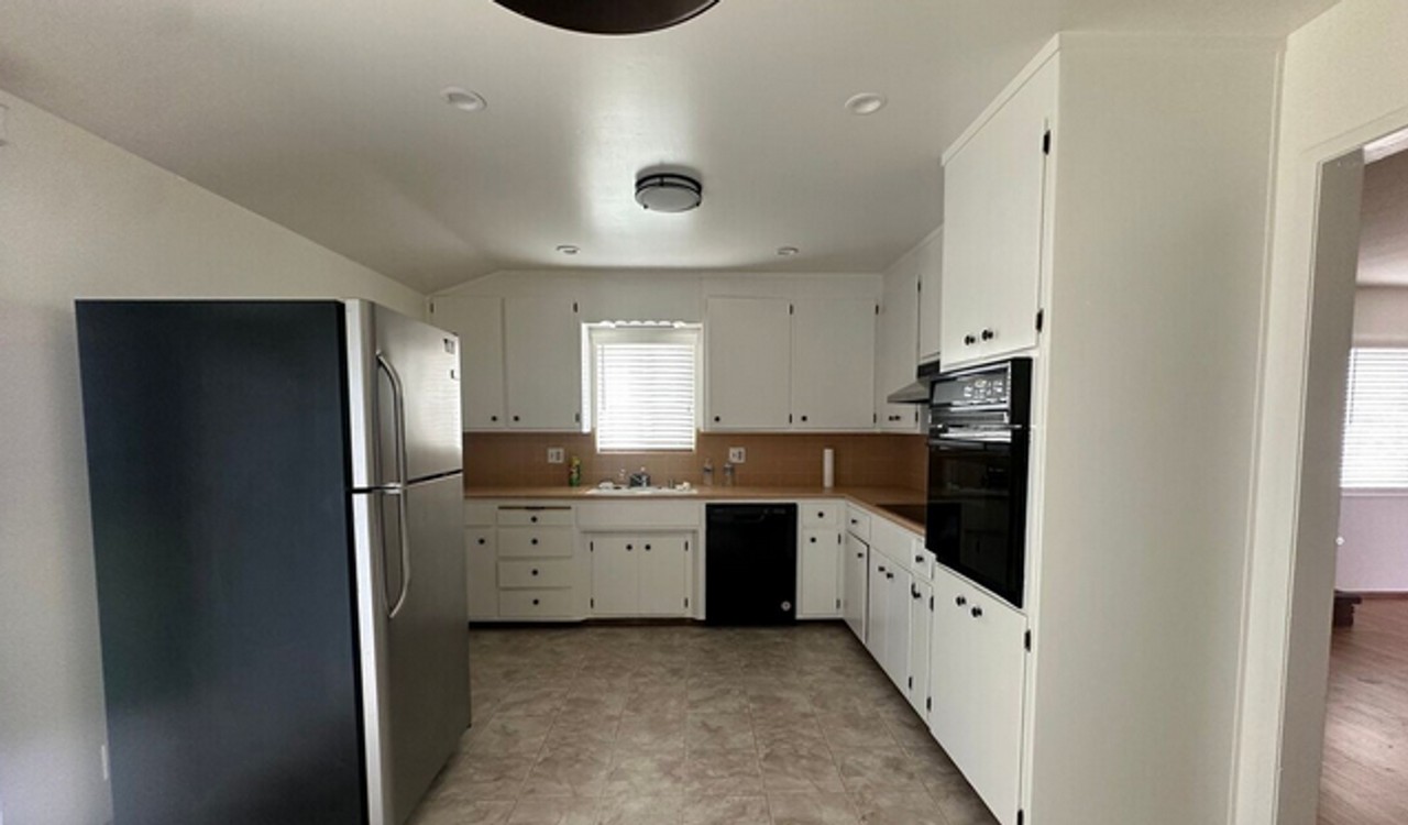 531 Clubhouse Dr - Photo 2 of 12