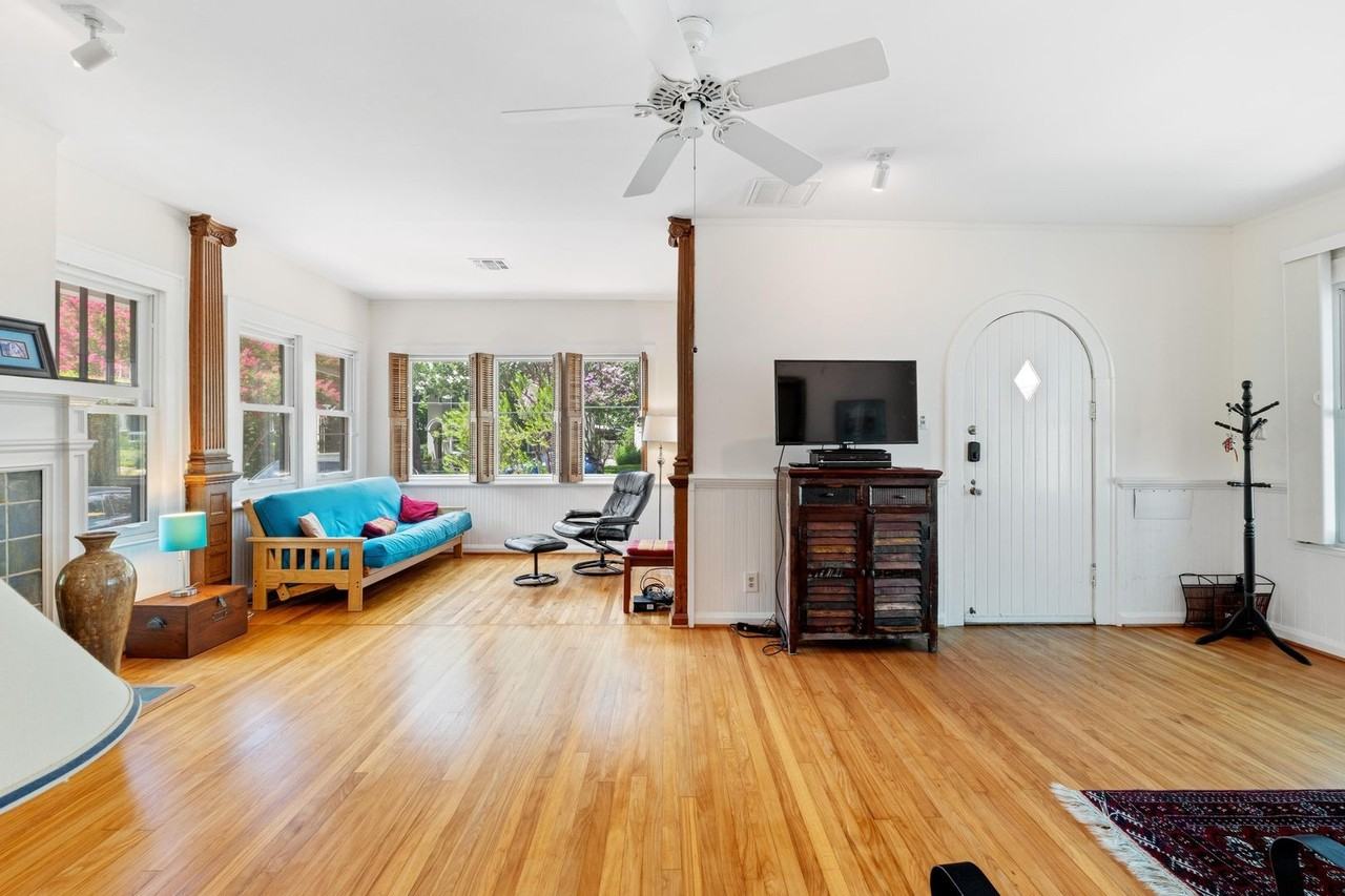 205 W 32nd St - Photo 4 of 33