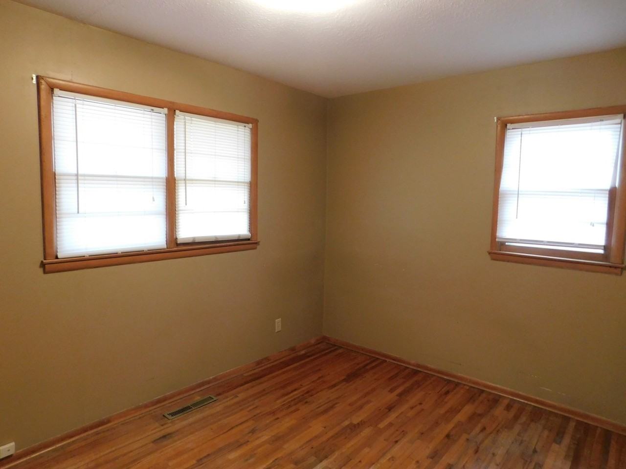 1710 Lawndale Ave - Photo 3 of 10