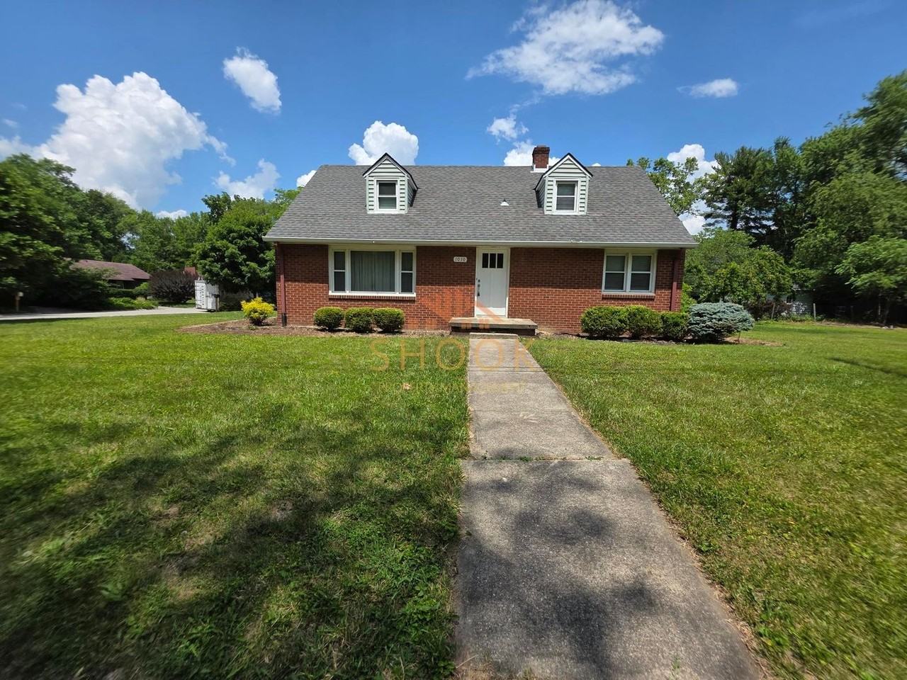 1010 Oakhurst Dr - Photo 2 of 22