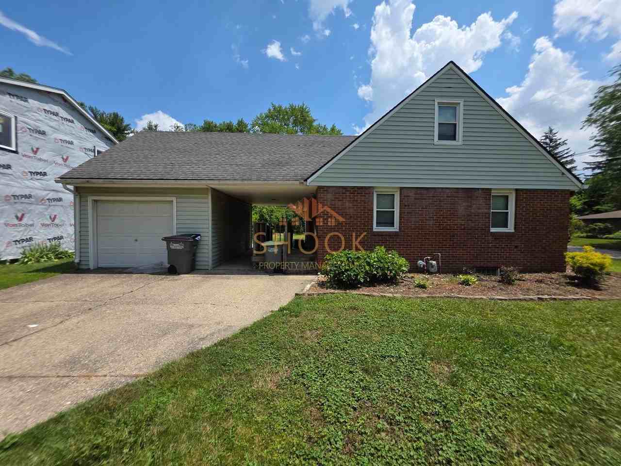 1010 Oakhurst Dr - Photo 3 of 22