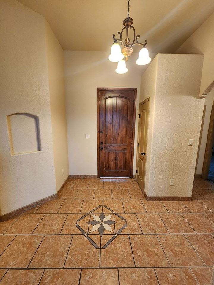 2105 2105 San Patricio Loop - 2105 San Patricio Loop - Photo 4 of 44
