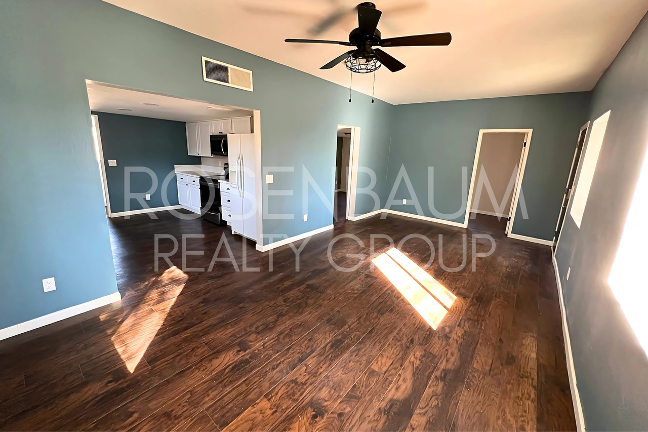 9858 S Eighth St - Photo 3 of 15