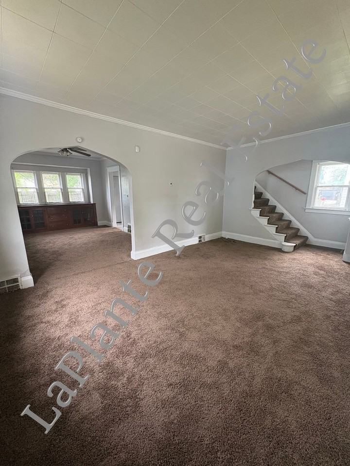 1014 Berdan Ave - Photo 3 of 8