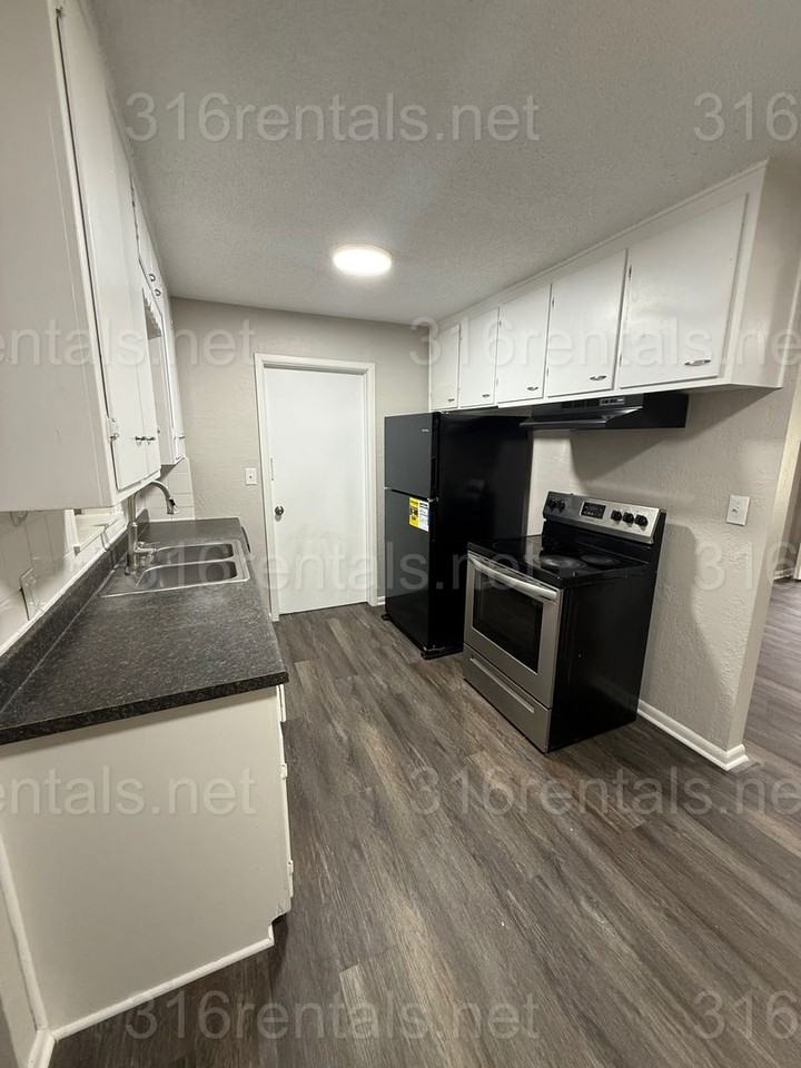 2943 S Volutsia St - Photo 7 of 17