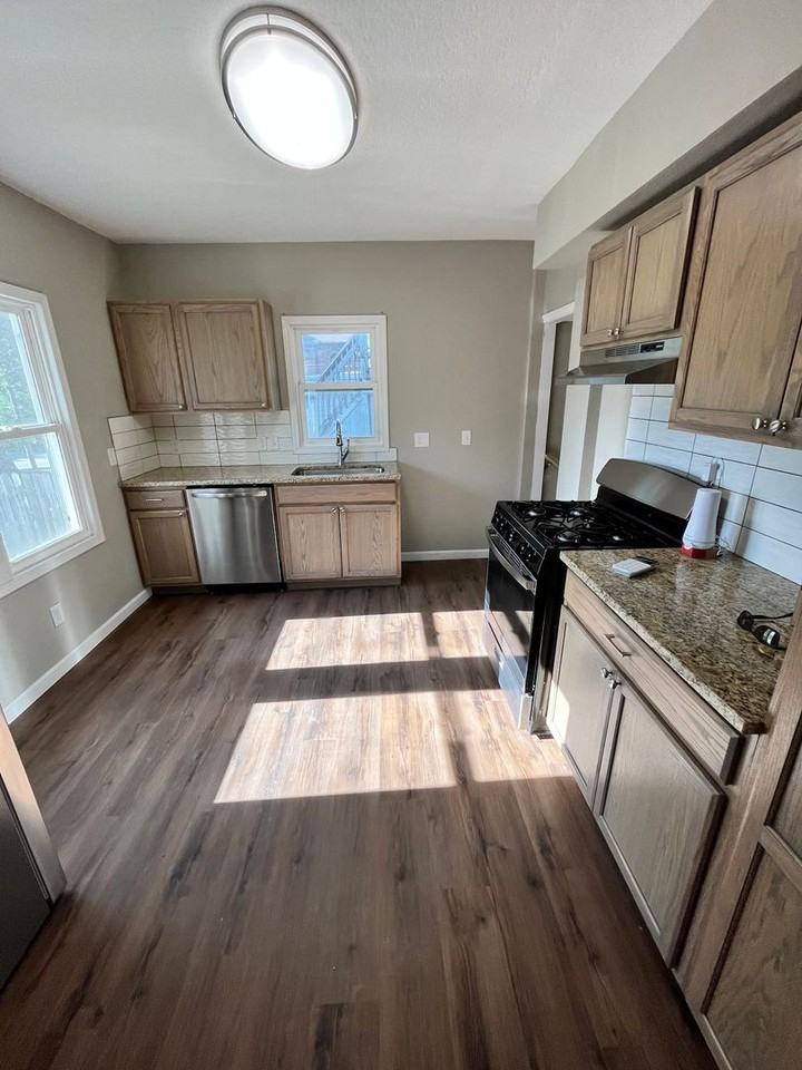1530 E 14th St - Photo 6 of 18