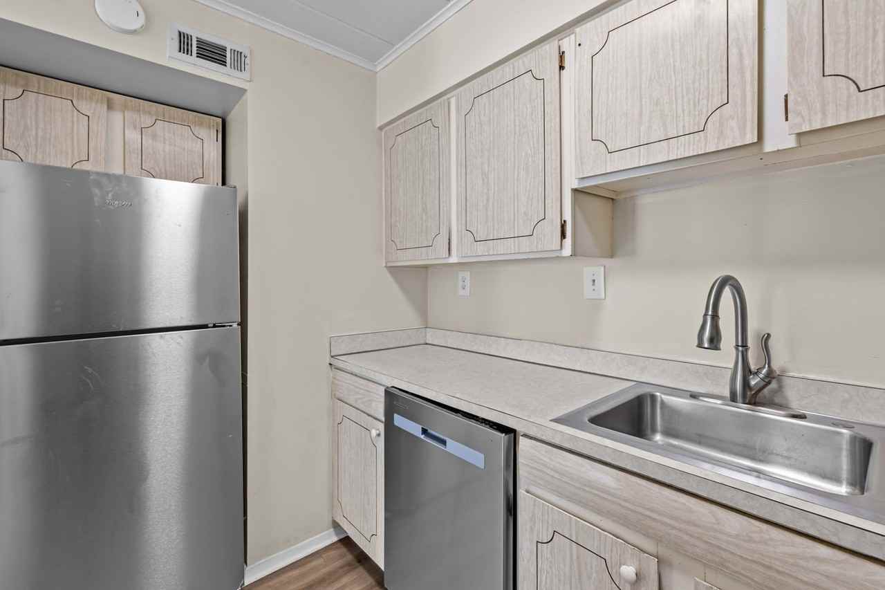 1005 Woodrow Ave - Photo 5 of 22