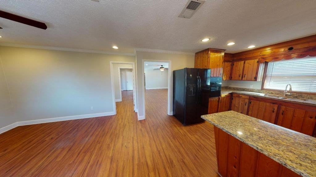 706 Indiana Ave - Photo 4 of 14
