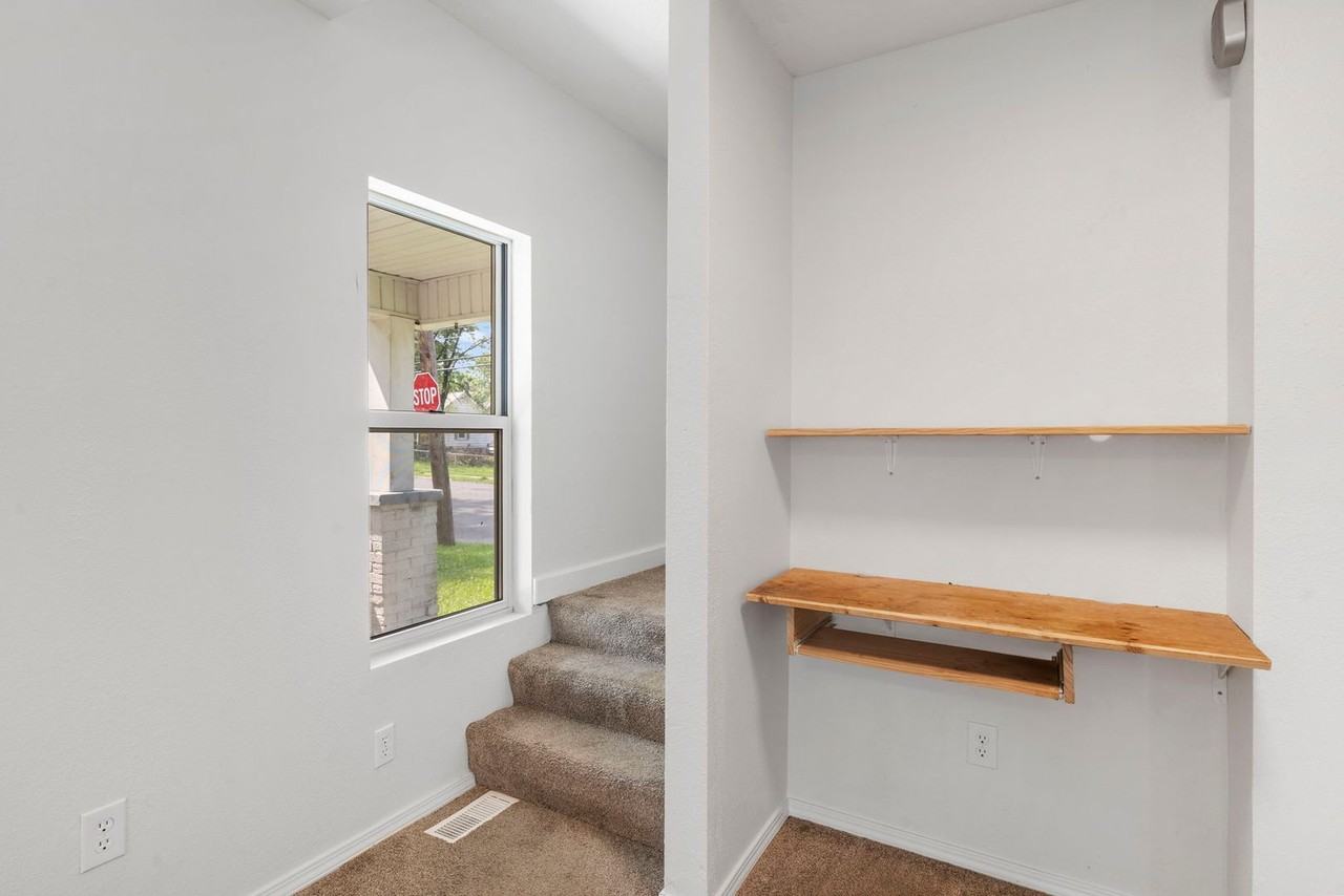 2146 N Roosevelt Ave - Photo 3 of 28