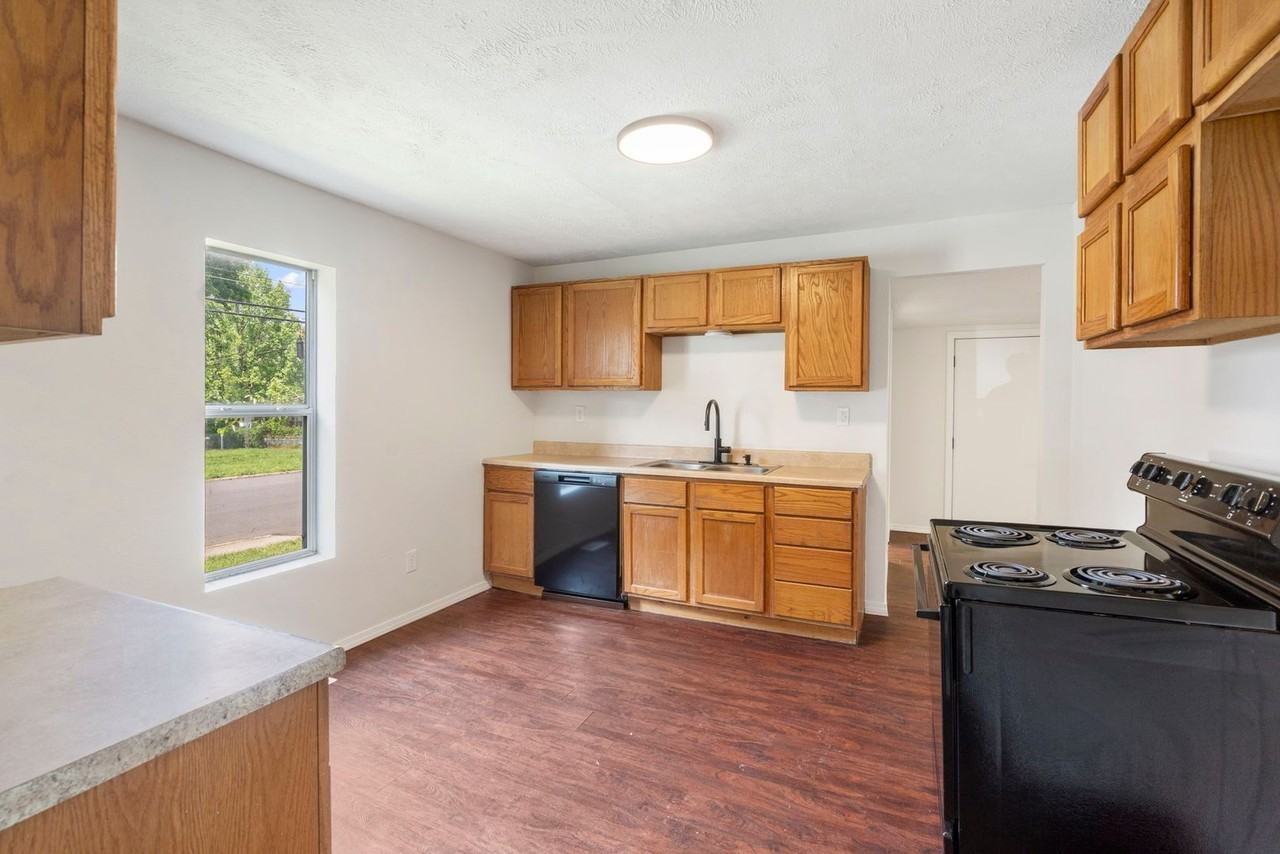 2146 N Roosevelt Ave - Photo 7 of 28