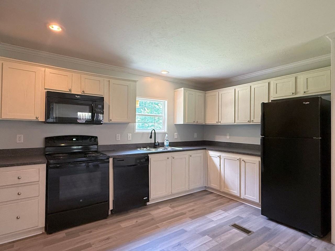 4744 Lee Rd - Photo 3 of 8