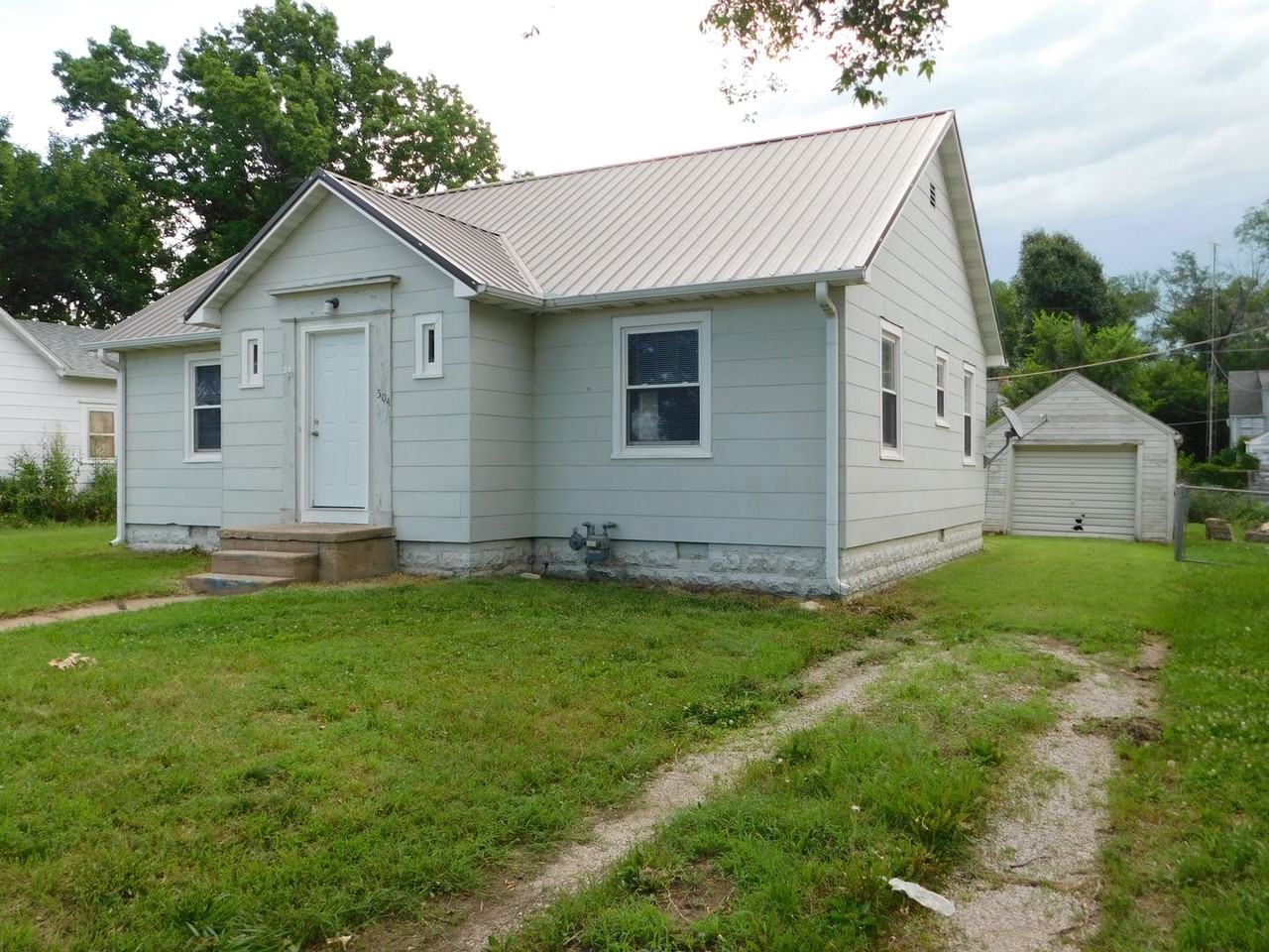 504 N Alleghany St - Photo 2 of 15