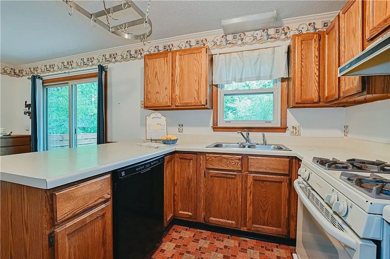 604 Sanderson Dr - Photo 3 of 31